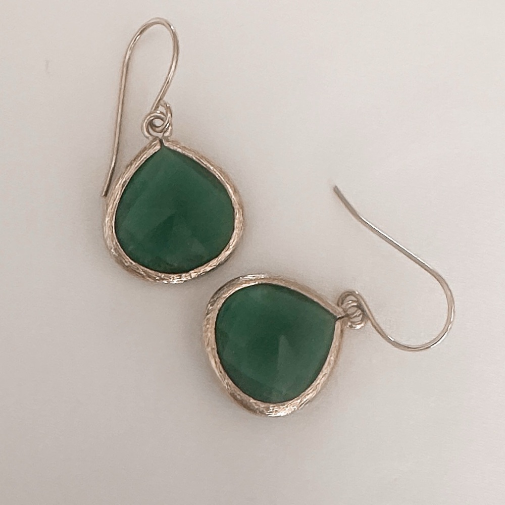 Elegant Gold Brushed and Emerald Green Drop Earrings - Picture 2 of 4